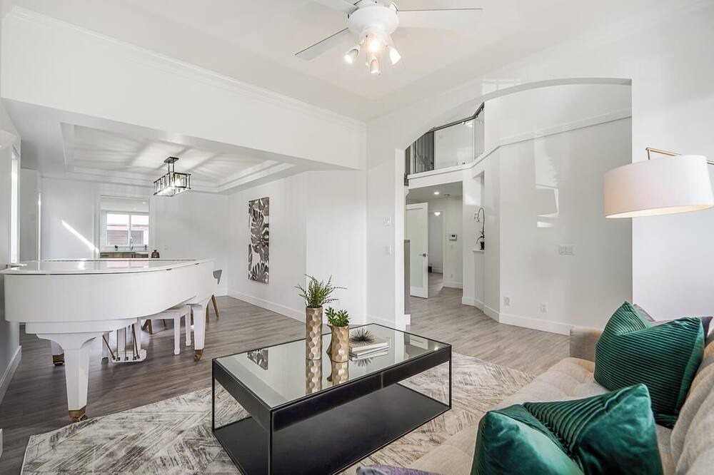 Photo of Livingroom in East Newton North