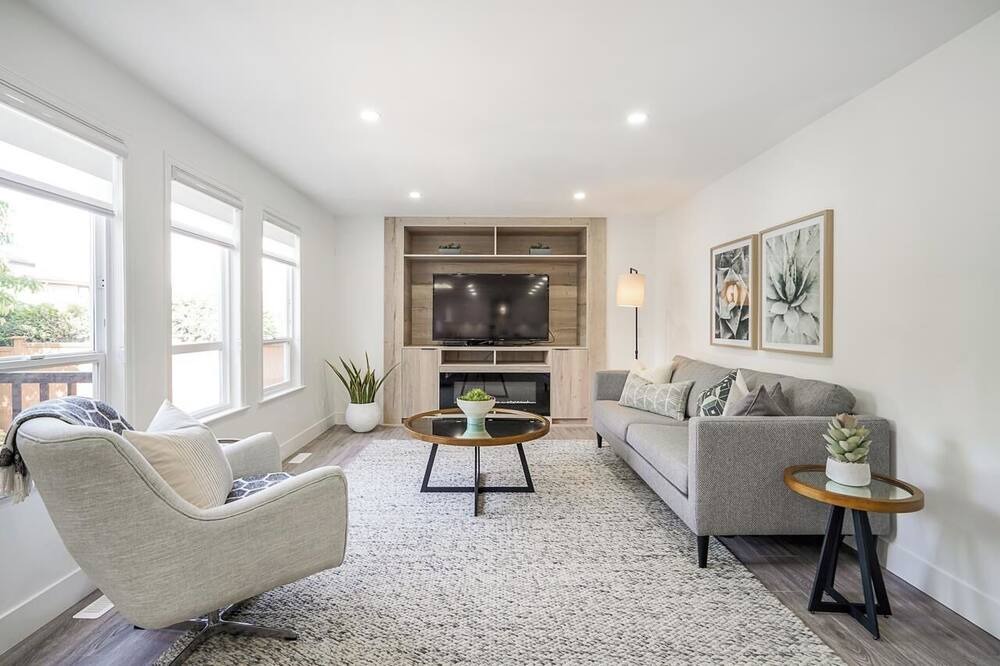 Photo of Livingroom in East Newton North