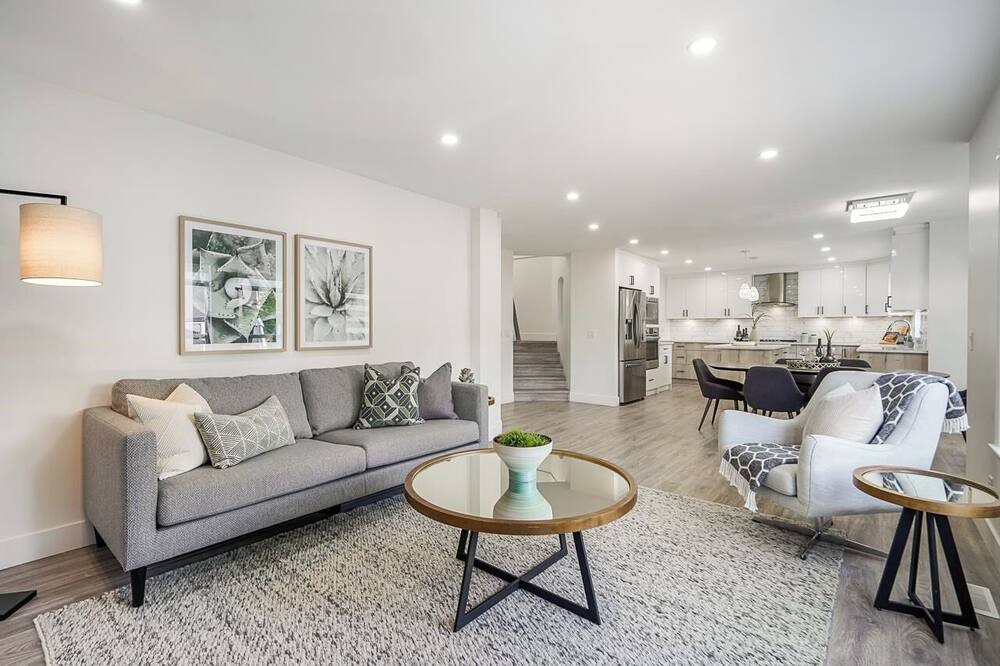 Photo of Livingroom in East Newton North