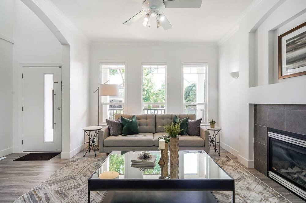 Photo of Livingroom in East Newton North