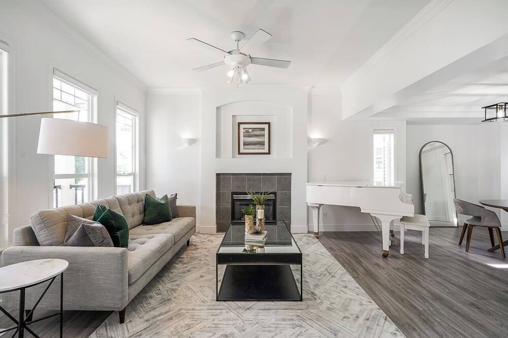 Photo of Livingroom in East Newton North
