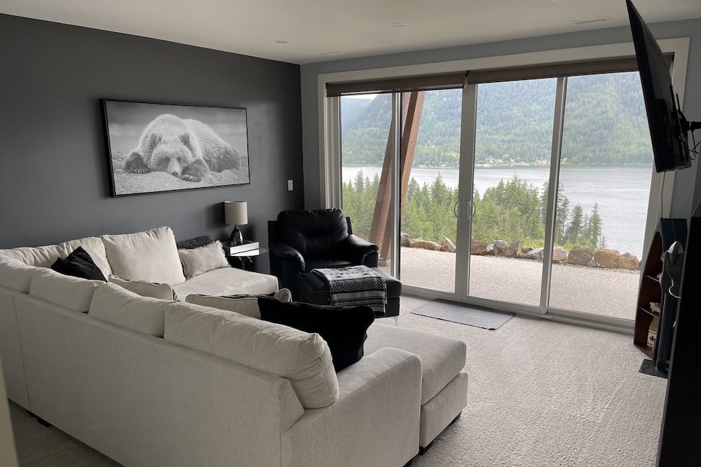 Photo of Livingroom in Sicamous
