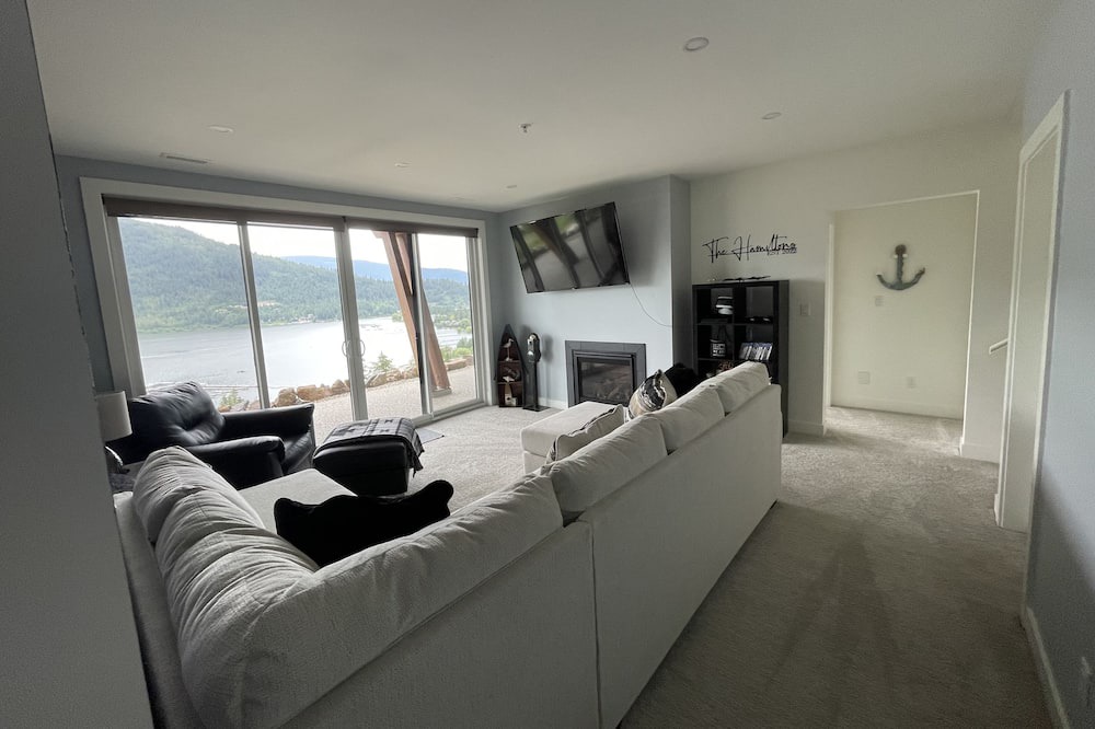 Photo of Livingroom in Sicamous