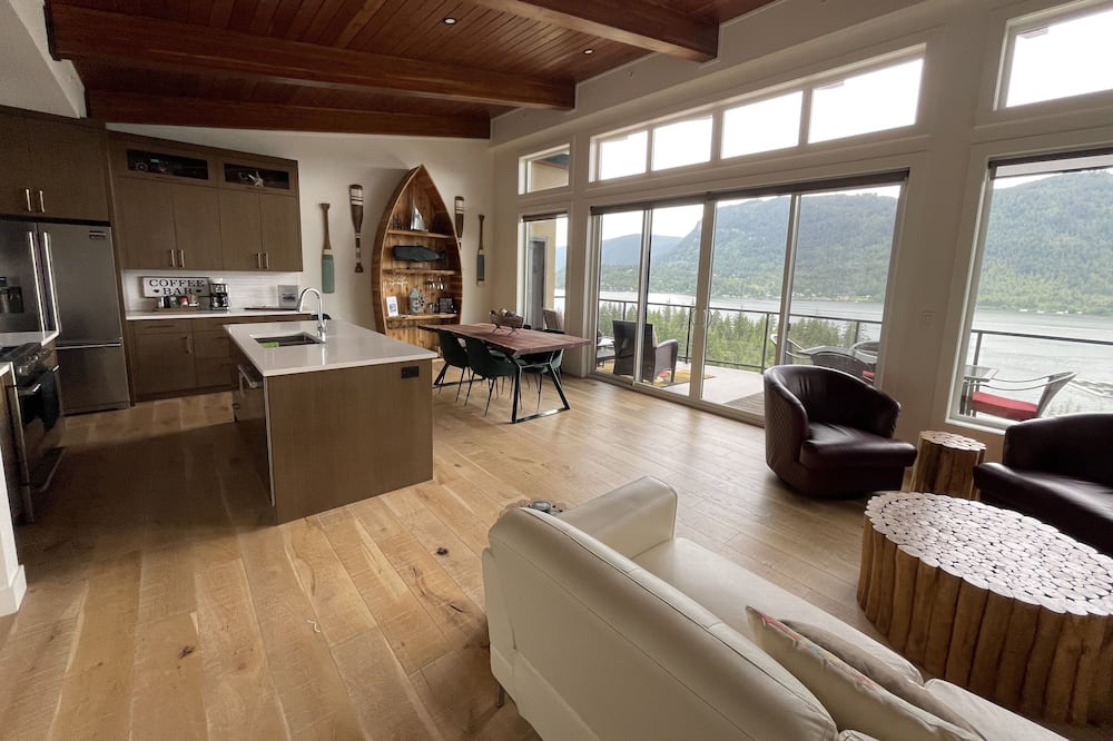 Photo of Livingroom in Sicamous