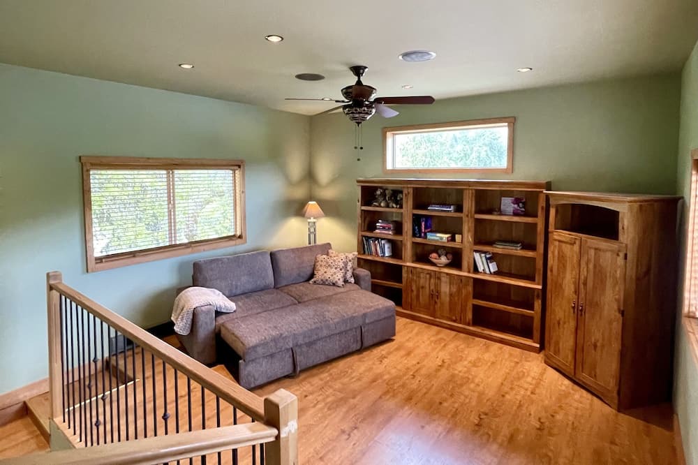 Photo of Livingroom in Lake Cowichan