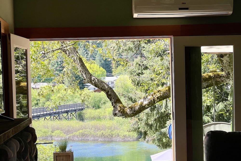 Photo of Livingroom in Lake Cowichan
