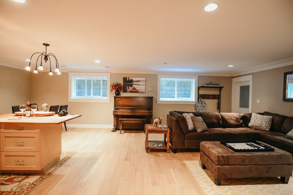 Photo of Livingroom in Cordova Bay