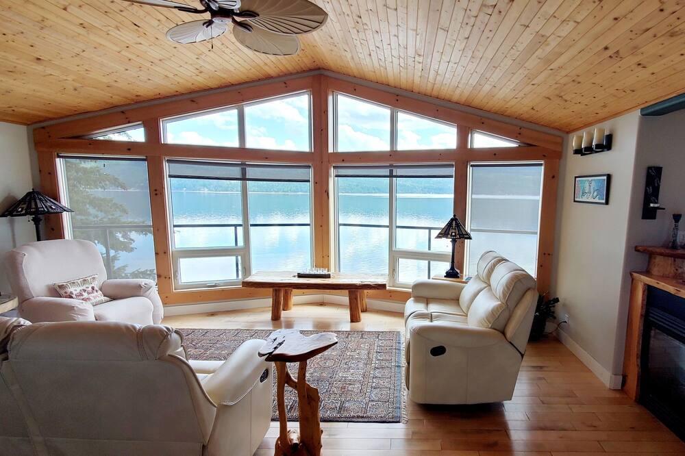 Photo of Livingroom in Anglemont