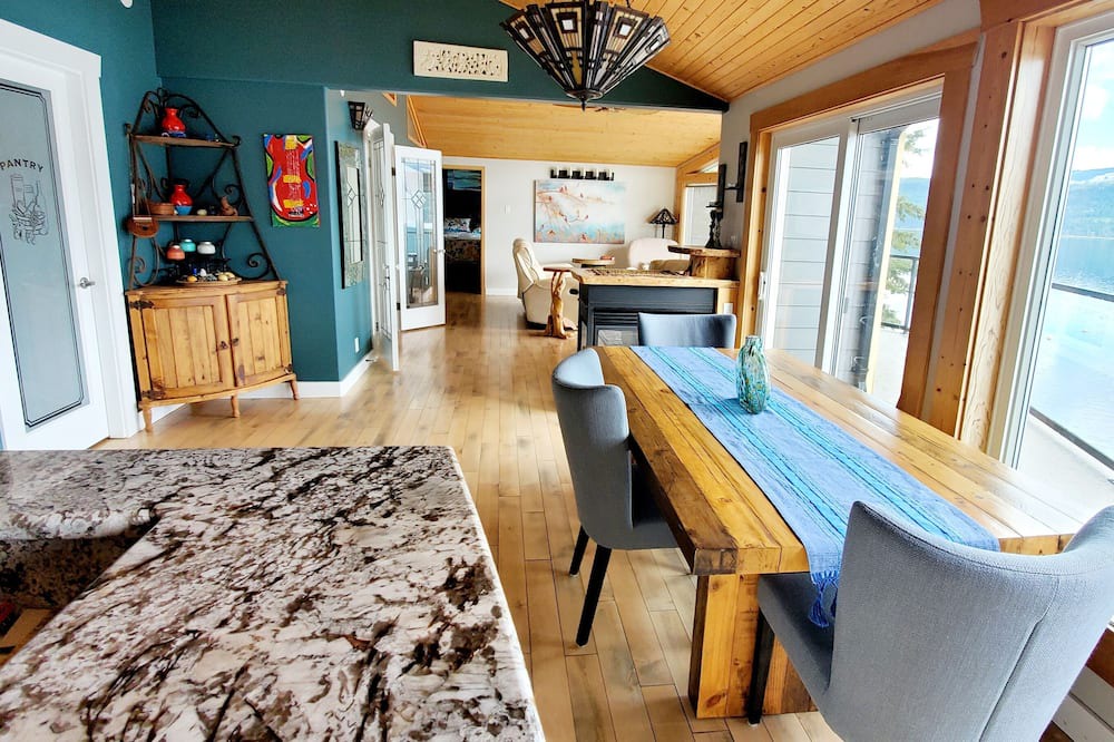 Photo of Livingroom in Anglemont