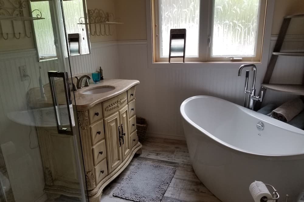 Photo of Bathroom in Anglemont