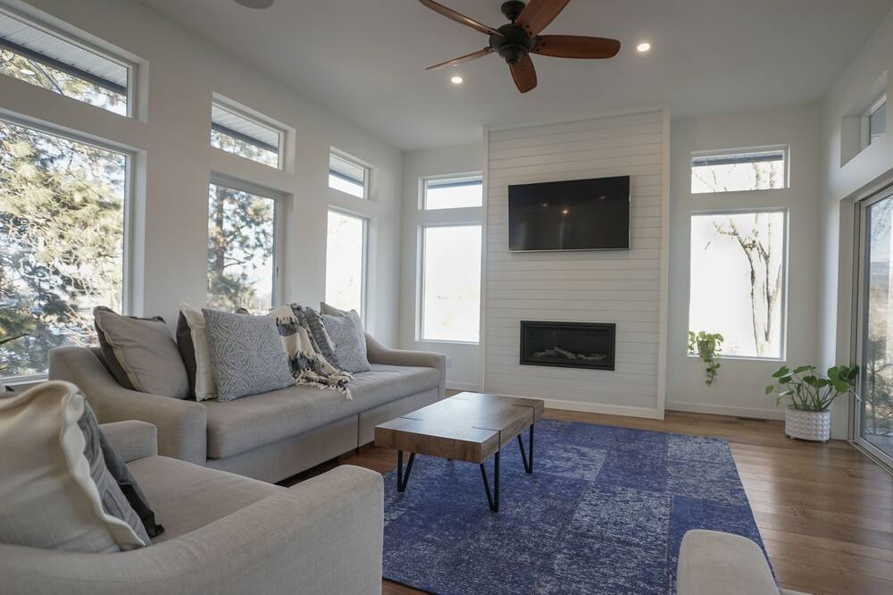 Photo of Livingroom in Southeast Kelowna