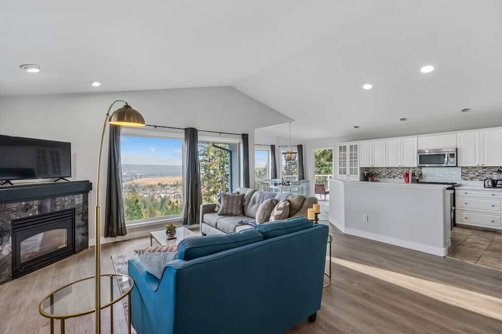 Photo of Livingroom in West Kelowna Estates