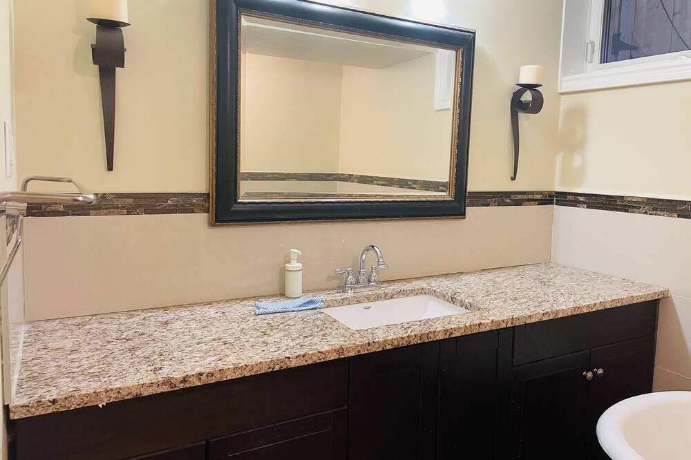 Photo of Bathroom in Lakeview