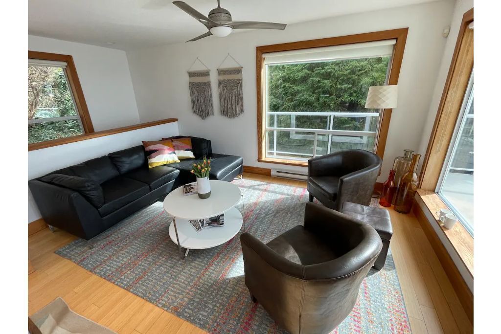 Photo of Livingroom in Juan de Fuca Electoral Area