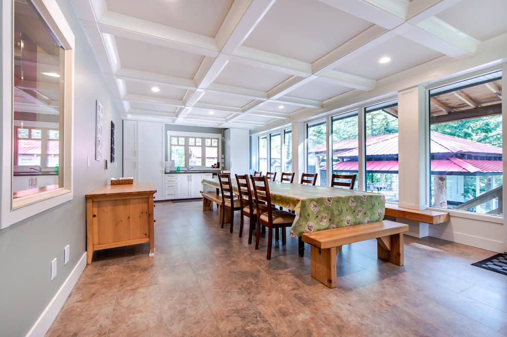 Photo of Livingroom in Yale