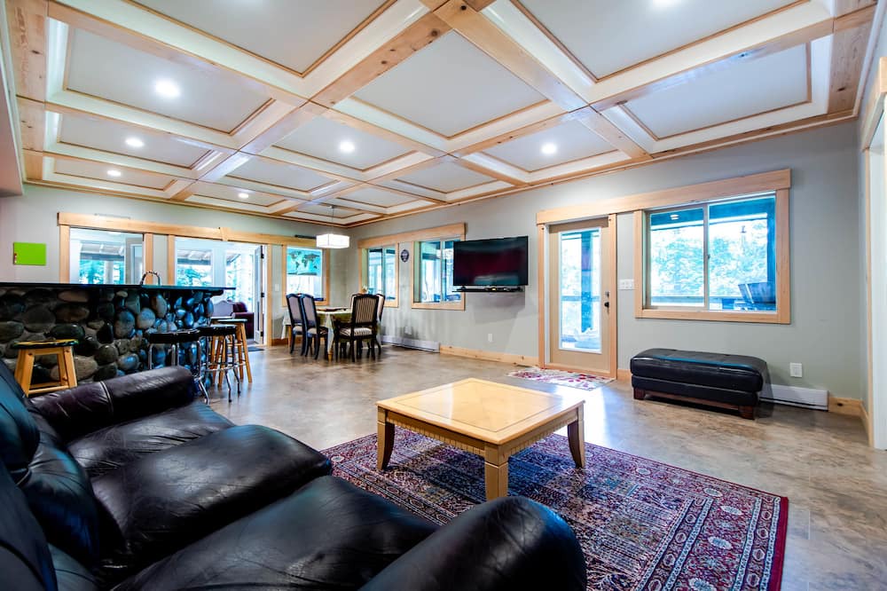 Photo of Livingroom in Yale