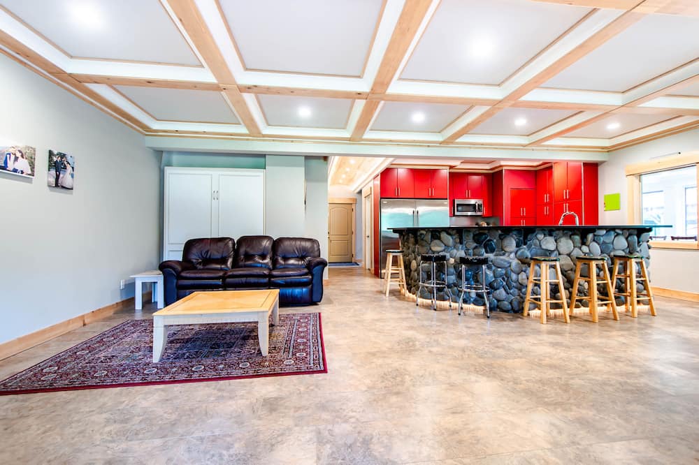 Photo of Livingroom in Yale