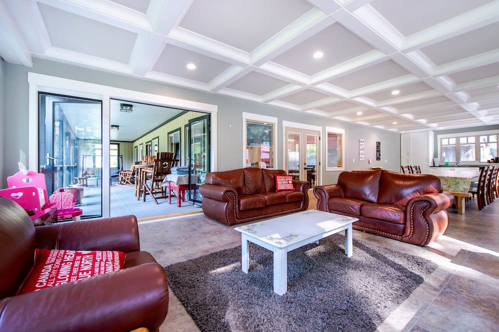 Photo of Livingroom in Yale