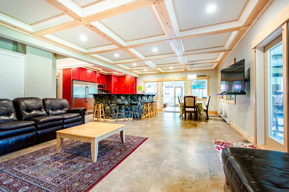 Photo of Livingroom in Yale