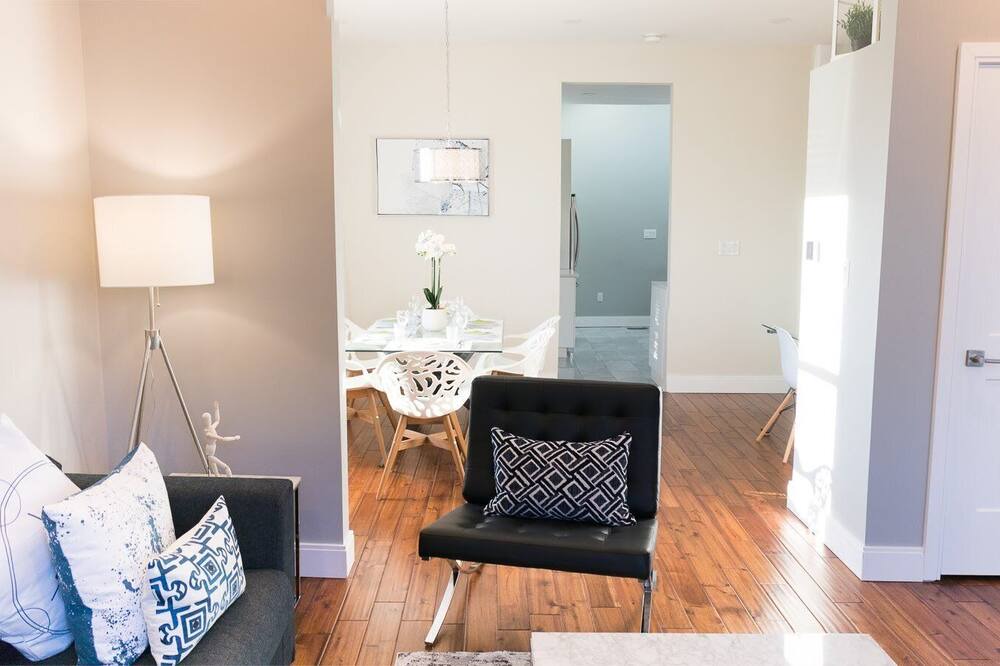 Photo of Livingroom in Central Hamilton
