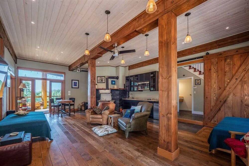 Photo of Livingroom in Halfmoon Bay