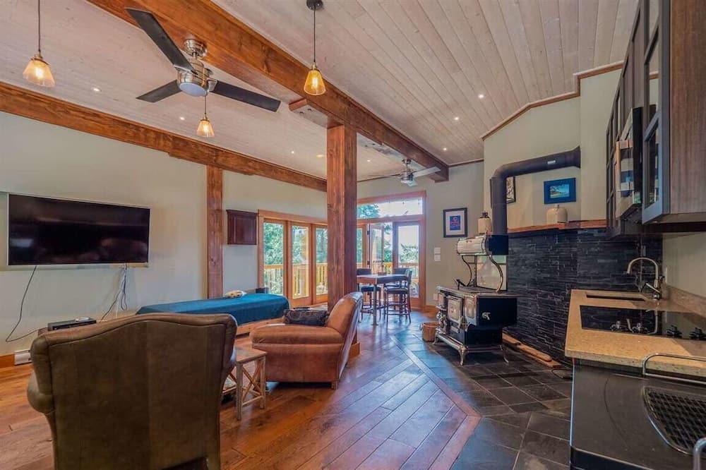 Photo of Livingroom in Halfmoon Bay