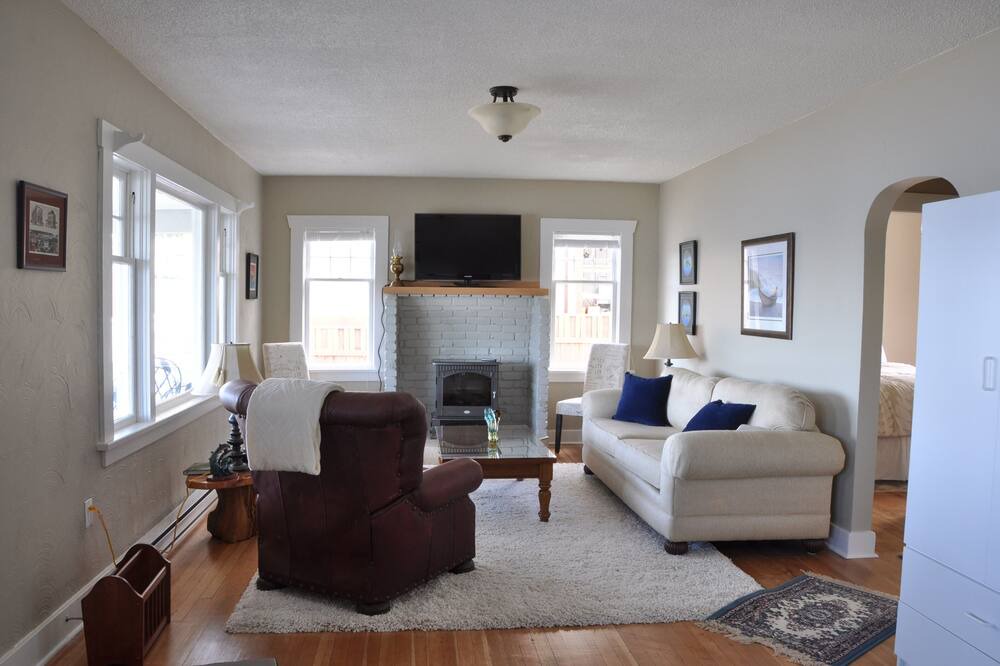 Photo of Livingroom in Departure Bay