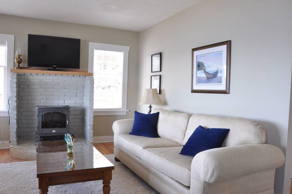 Photo of Livingroom in Departure Bay