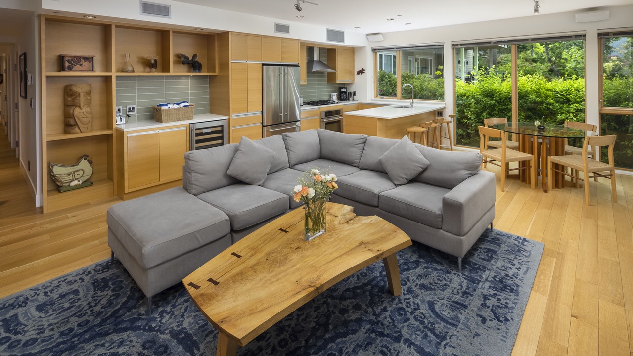 Photo of Livingroom in Brentwood Bay