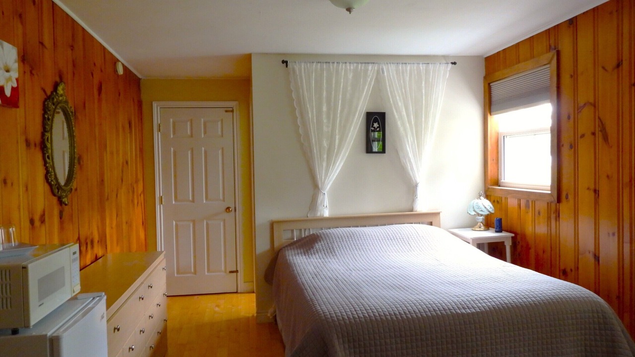 Photo of Bedroom in Green Gables