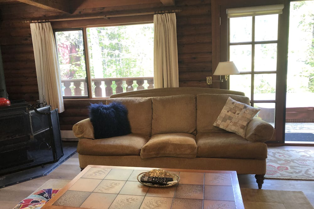 Photo of Livingroom in Pinecrest Estates