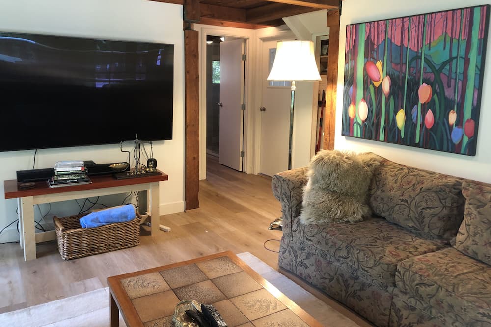 Photo of Livingroom in Pinecrest Estates