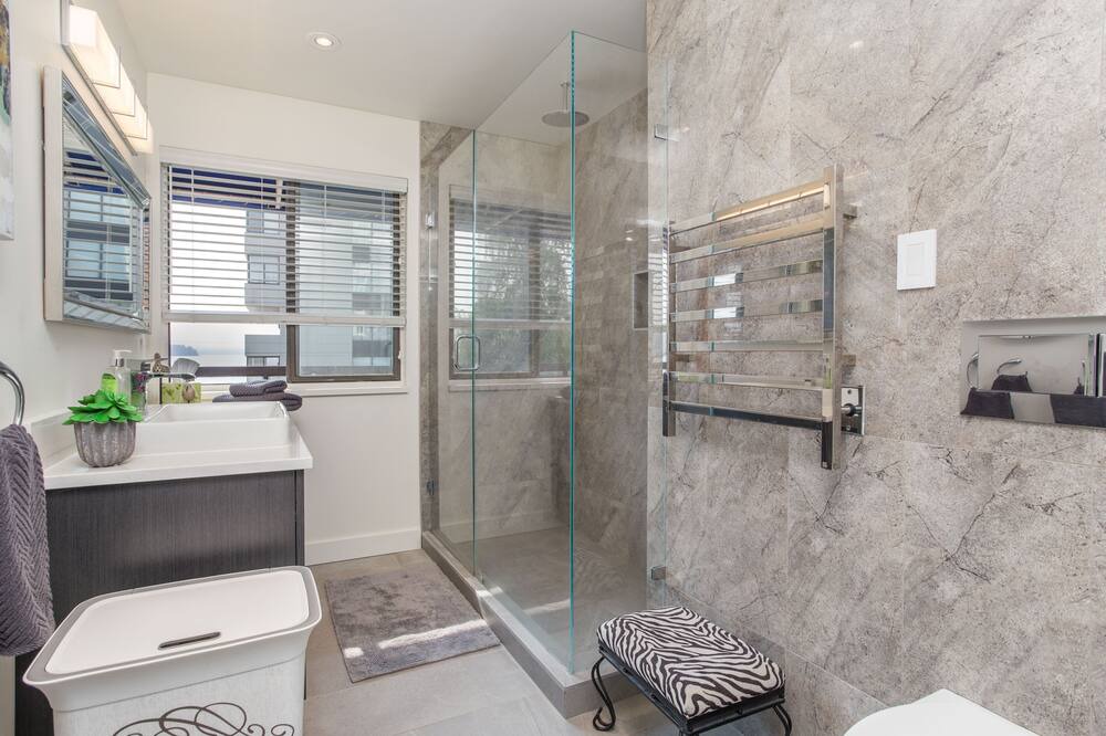 Photo of Bathroom in Hollyburn