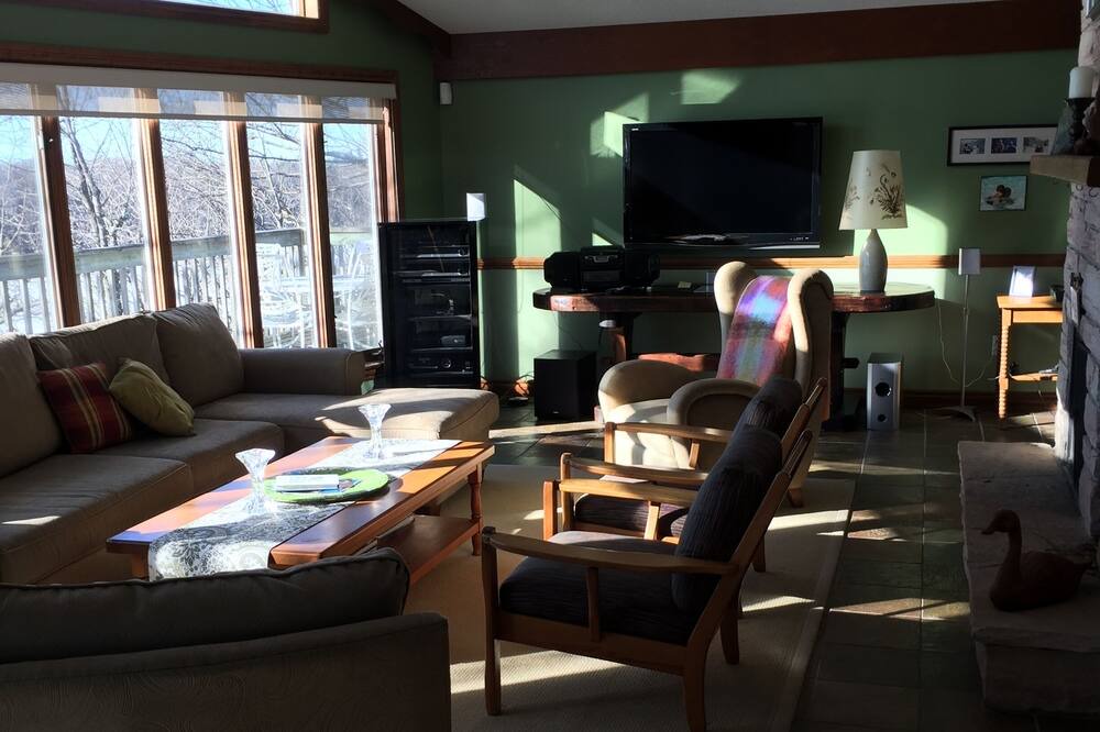 Photo of Livingroom in Rideau Lakes