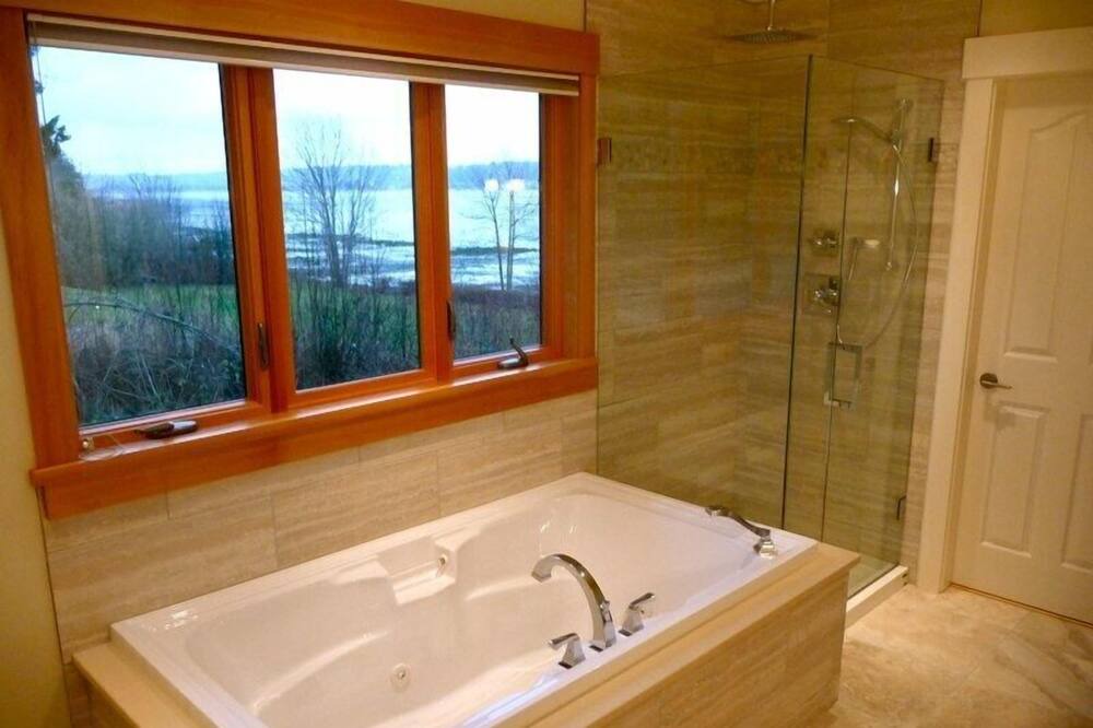 Photo of Bathroom in Courtenay