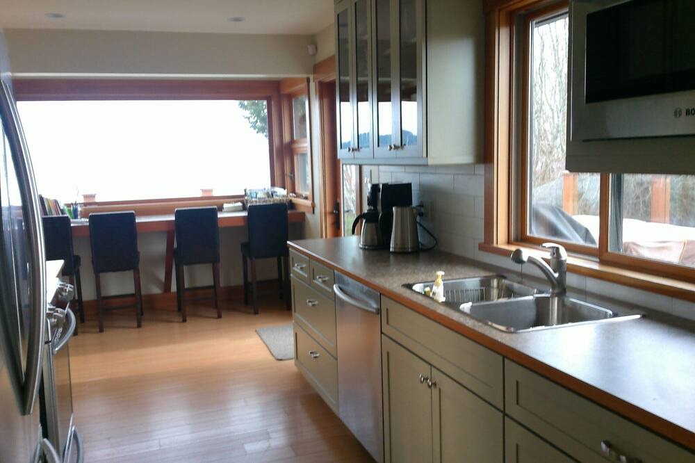 Photo of Kitchen in Courtenay
