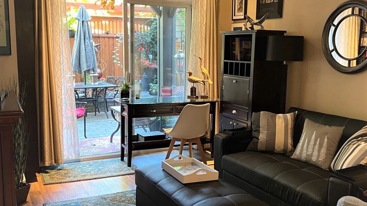 Photo of Livingroom in Booktown