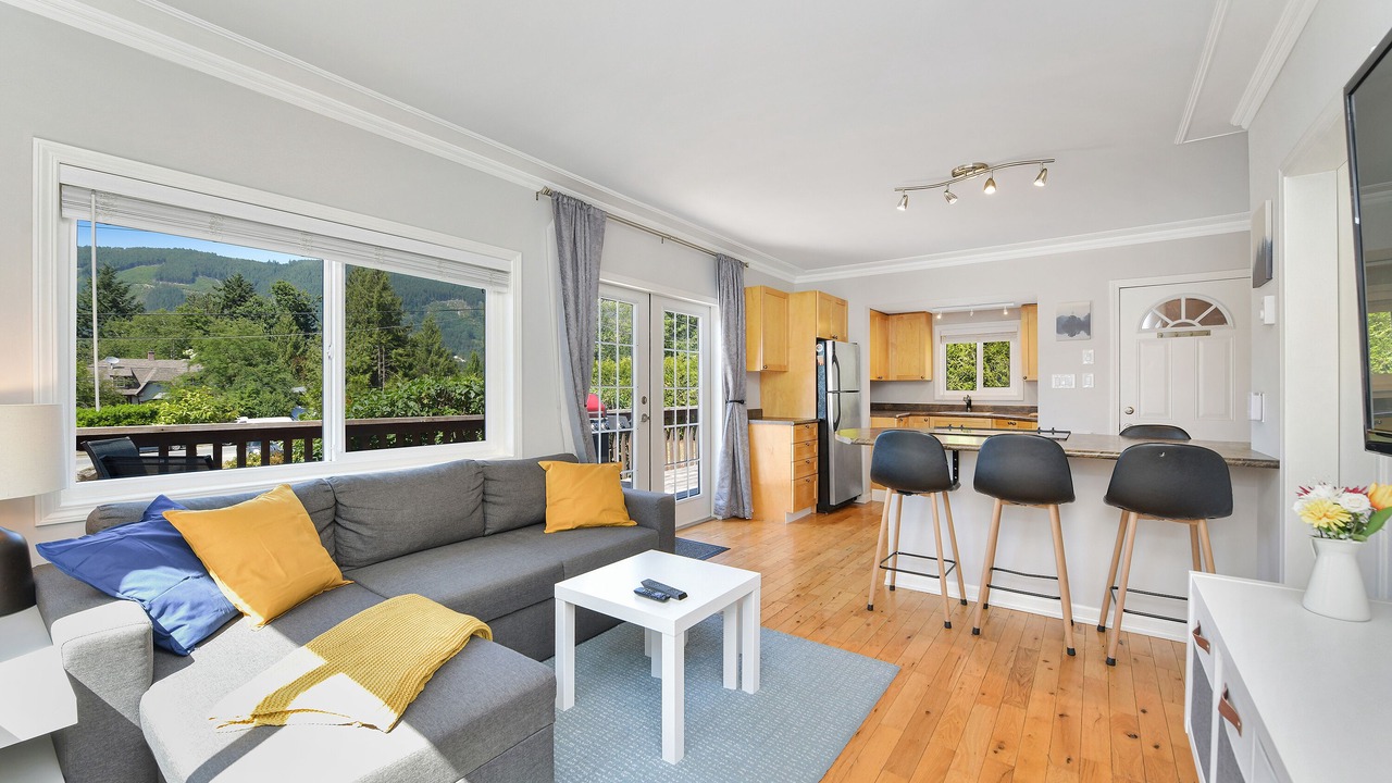 Photo of Livingroom in Lake Cowichan