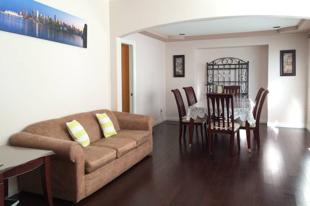 Photo of Livingroom in Guildford