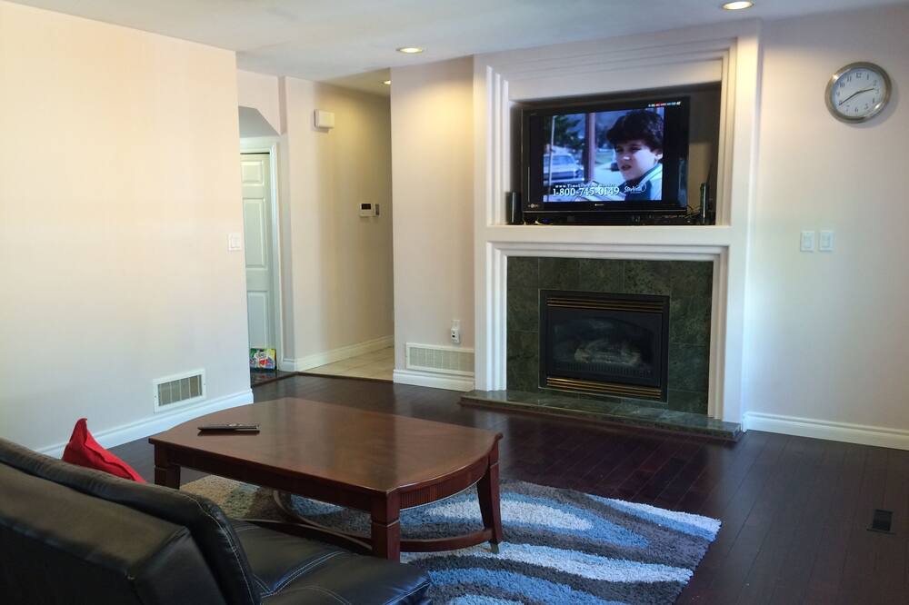 Photo of Livingroom in Guildford