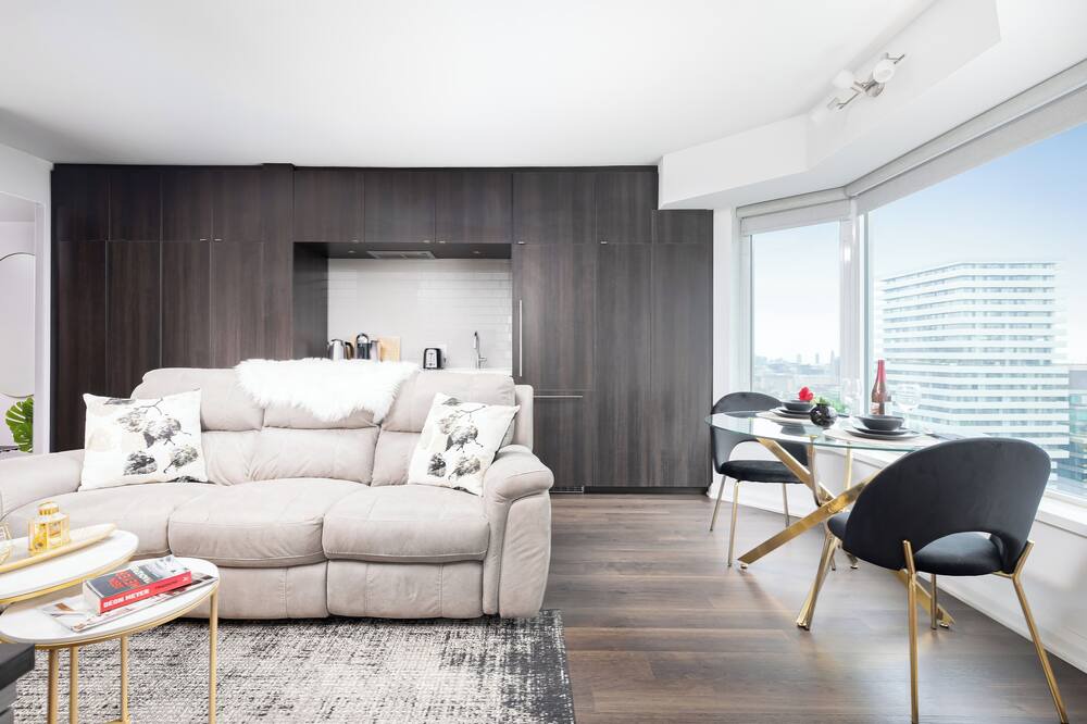 Photo of Livingroom in Bloor-Yorkville