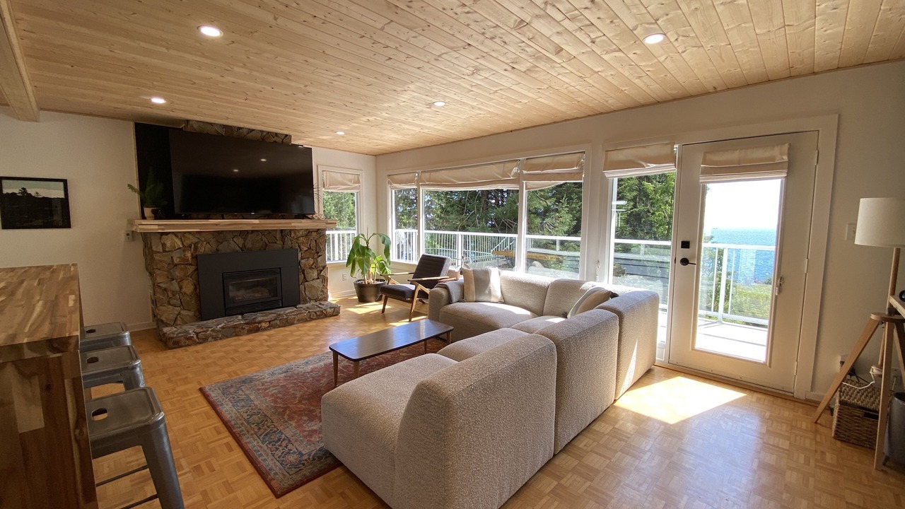 Photo of Livingroom in Juan de Fuca Electoral Area