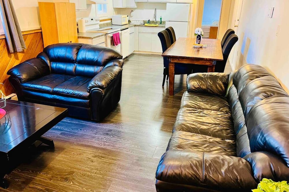 Photo of Livingroom in Saanich West