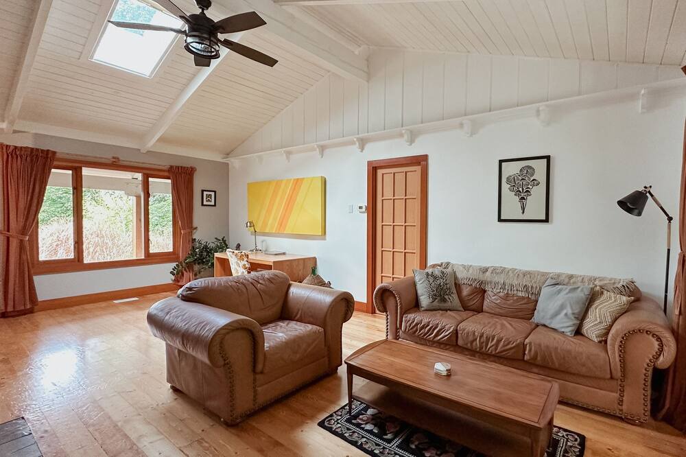 Photo of Livingroom in Mill Bay