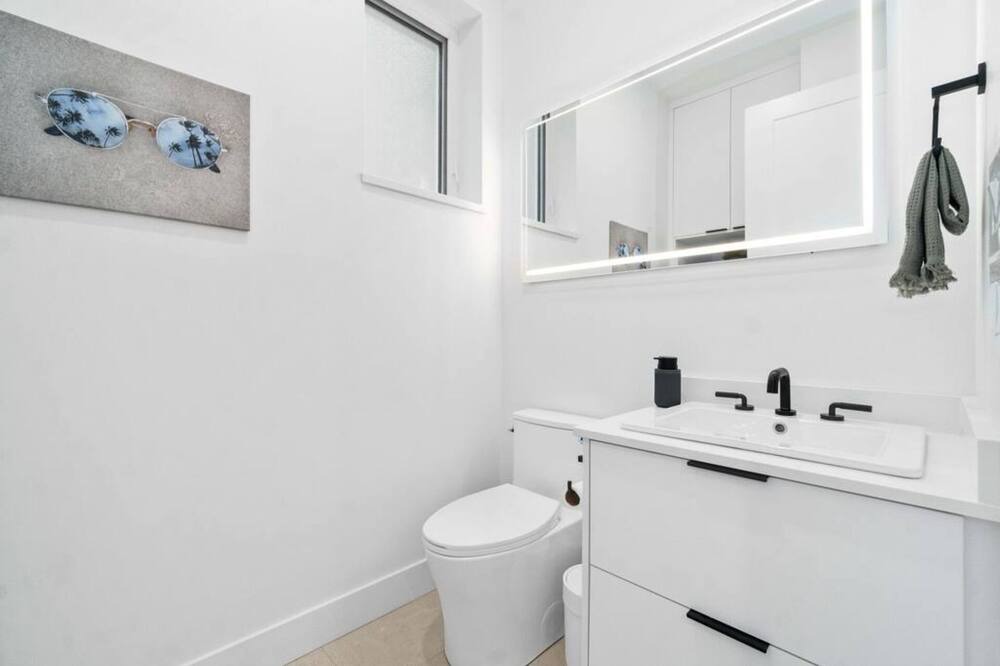 Photo of Bathroom in Sunset