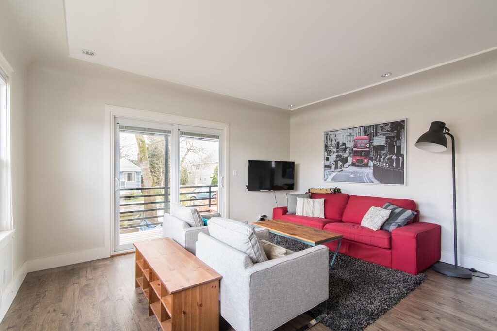 Photo of Livingroom in Renfrew-Collingwood