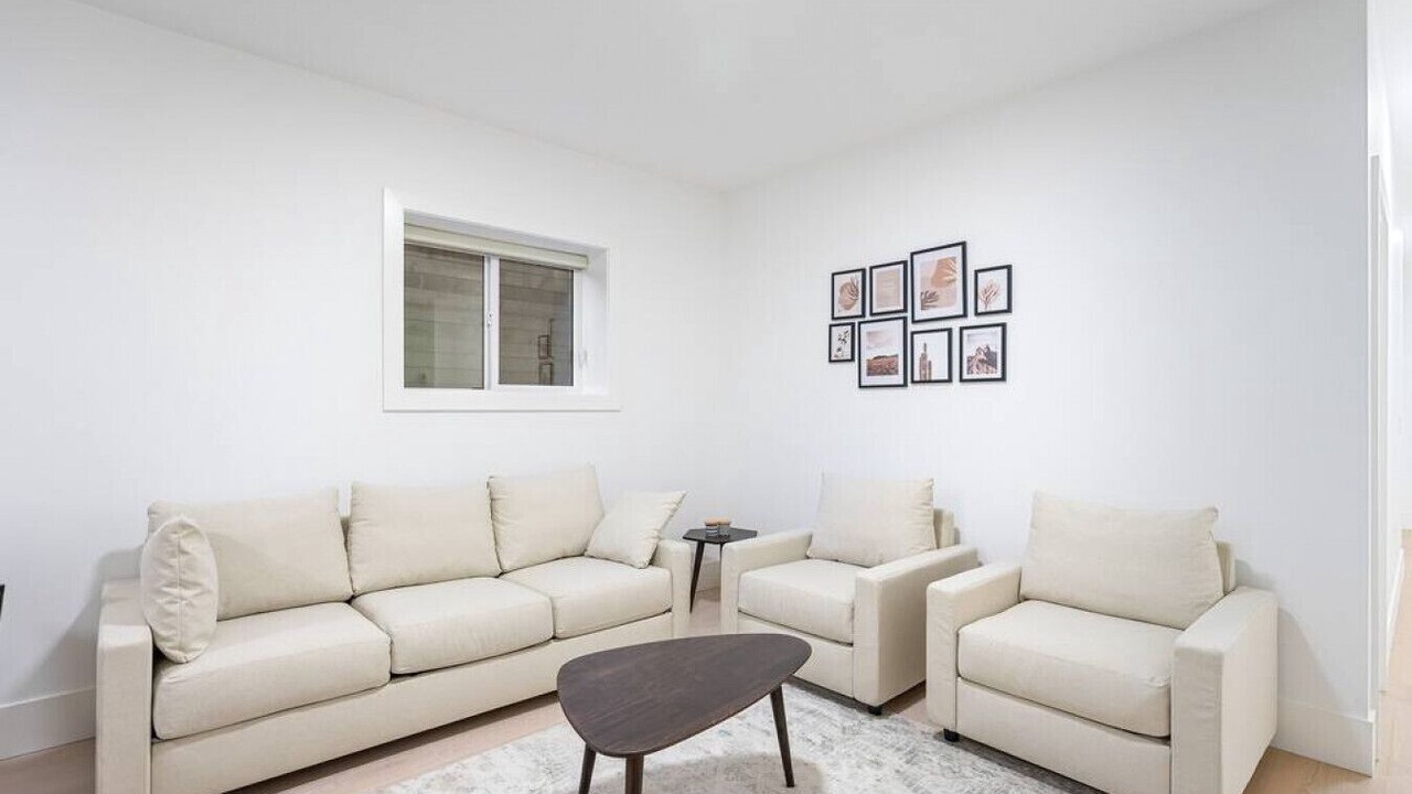 Photo of Livingroom in Surrey Newton