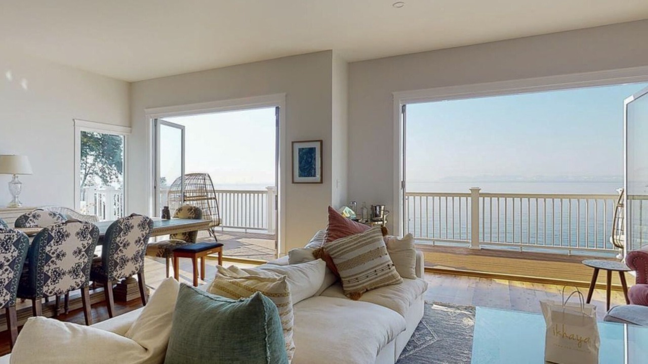 Photo of Livingroom in Roberts Creek
