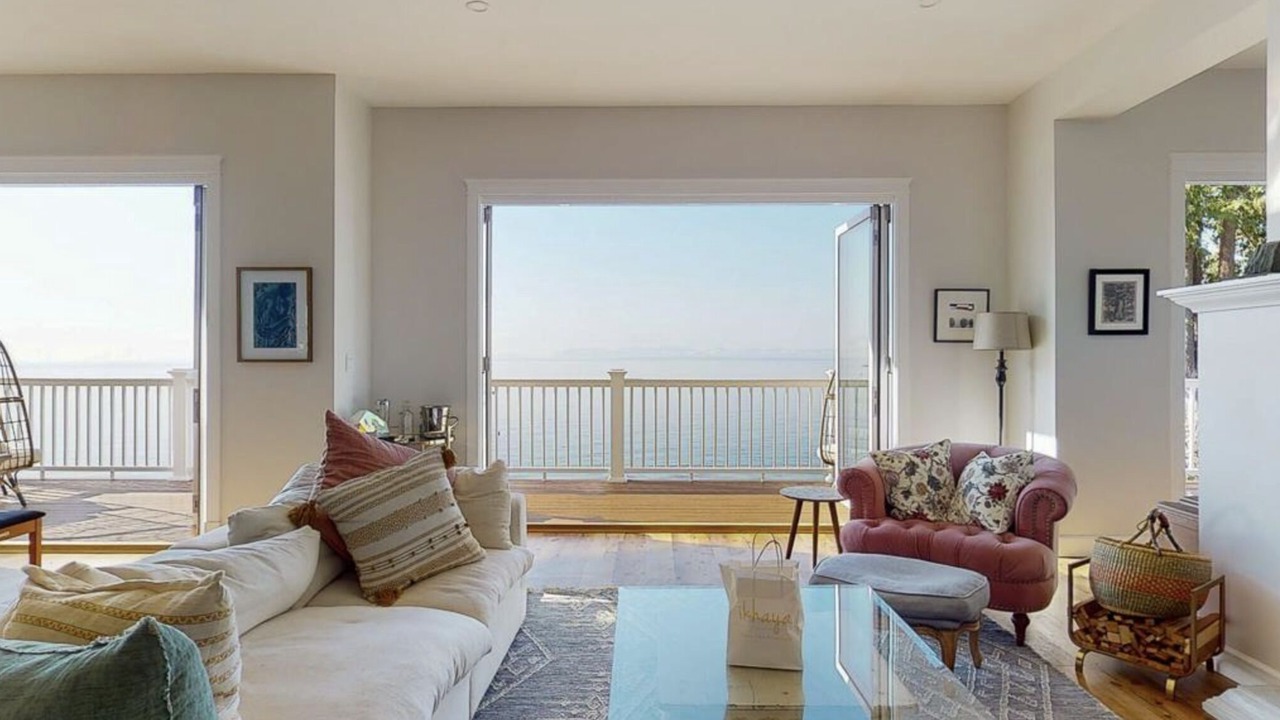 Photo of Livingroom in Roberts Creek
