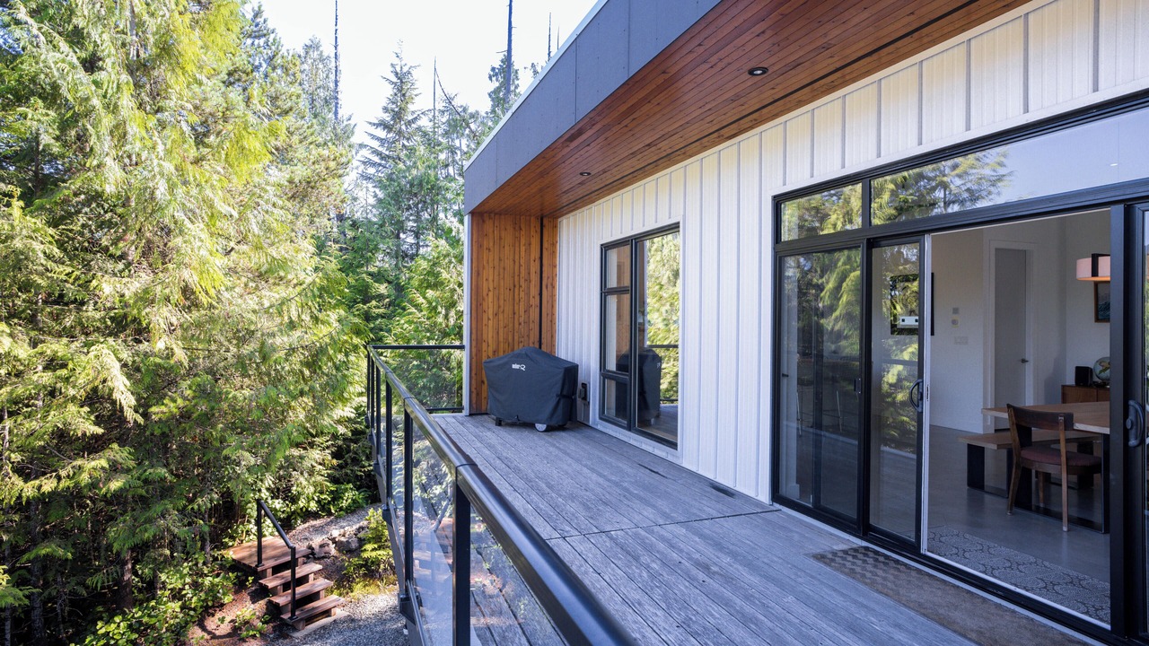 Photo of Patio Balcony in Tonquin Beach